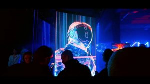 Инсталляция от LYM & Raketamedia | Волюметрические модули, экран-сетка и лазербар