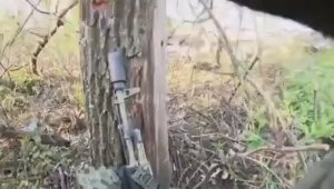 Штурмовик ВС РФ закидывает рюкзак с противотанковыми минами