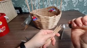 Корзина-курочка с ручкой из   бумажной лозы.  Весь процесс плетения.