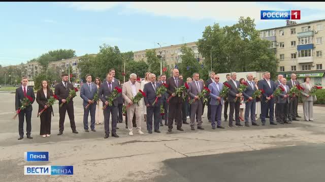 В Пензе члены Совета законодателей ПФО возложили цветы к Вечному огню