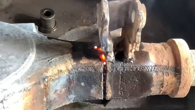 Ось большегрузного грузовика сломалась из-за перегрузки на дороге. смотреть онлайн