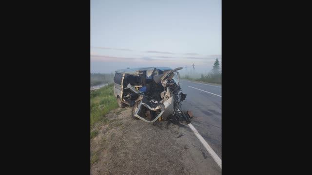 Появились кадры страшной аварии на трассе "Сургут-Салехард", где погибли пять человек. смотреть онлайн