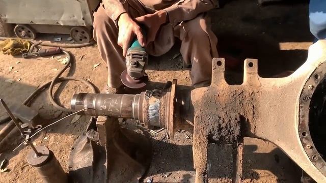 Как починить сломанную ось грузовика на дороге? Эти ребята тебе покажут. смотреть онлайн