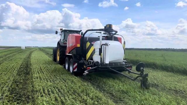 Рулонный пресс-подборщик с фиксированной камерой и обмоткой KUHN FBP3135