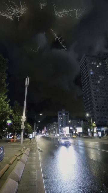 Странную молнию увидели над Москвой. смотреть онлайн