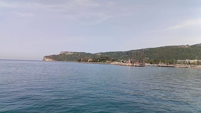 Морская прогулка в доль побережья в районе Кемера