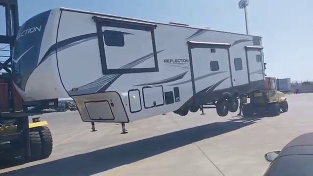 Самый большой прицеп из всех, которые мы когда либо доставляли, разгружаем в порту смотреть онлайн