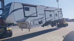 Самый большой прицеп из всех, которые мы когда либо доставляли, разгружаем в порту