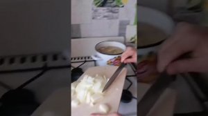 Иришка Чики Пики готовит роскошный рассольник.