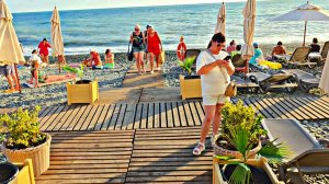 ✅️🌴2 ИЮЛЯ В АДЛЕРЕ: +25°ТЕПЛА, ИДЁМ ОТ УЛ. СВЕРДЛОВА К МОРЮ. НАБЕРЕЖНАЯ АДЛЕРА С ЛУЧШИМИ ПЛЯЖАМИ