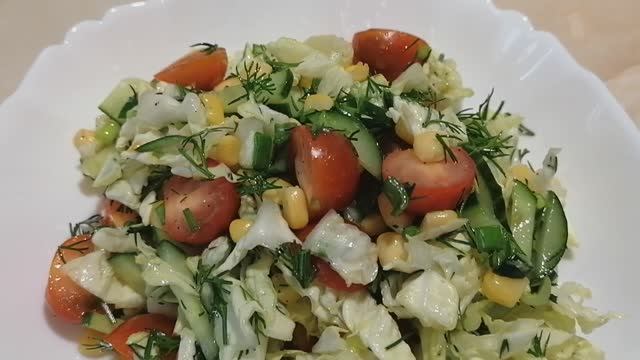 Салат из пекинской капусты.