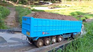 Опасная работа большегрузов на радиоуправлении. Радиоуправляемые экскаваторы и грузовики в действии