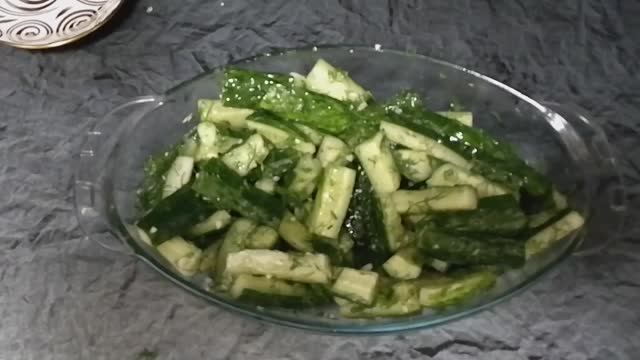 Салат из огурцов, подходит для шашлыков, молодой картошечке, или просто похрустеть. смотреть онлайн