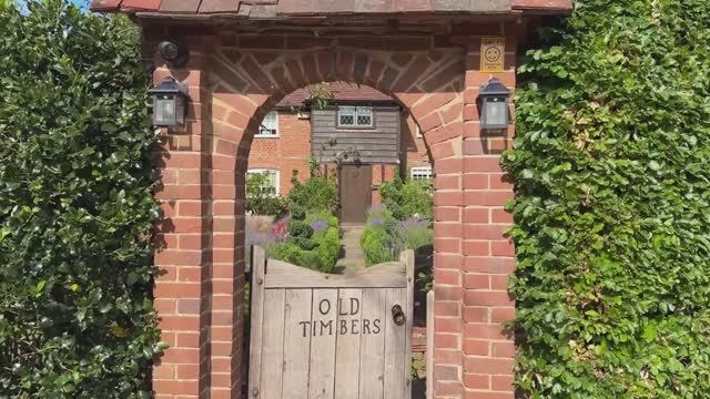 САДЫ БРИТАНИИ. ПРОГУЛКА ПО ЧАСТНОМУ АНГЛИЙСКОМУ САДУ. МАЙ 2025 смотреть онлайн