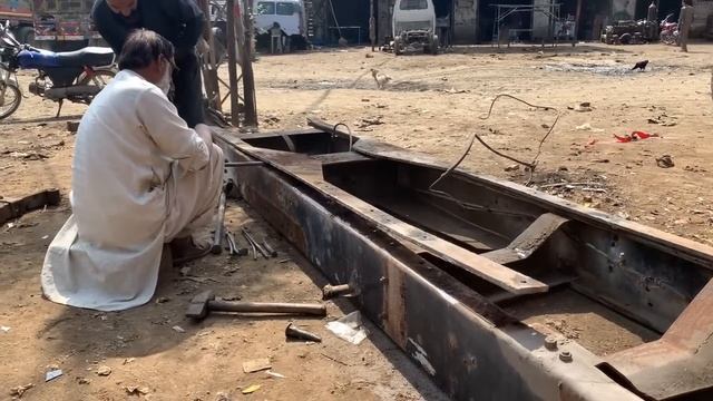 Полный ремонт и реставрация кабины и шасси грузовика Hino смотреть онлайн