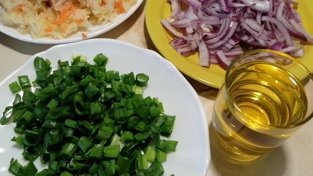 Салат с квашеной капустой. Простой и вкусный.