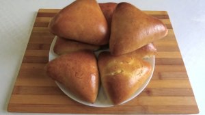 Пирожки- треугольники с сочной начинкой.