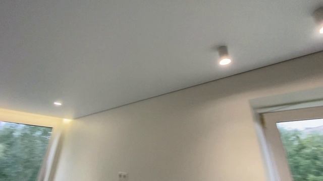 Натяжные потолки в квартире на теневом примыкании с использованием освещения от компании Datts смотреть онлайн