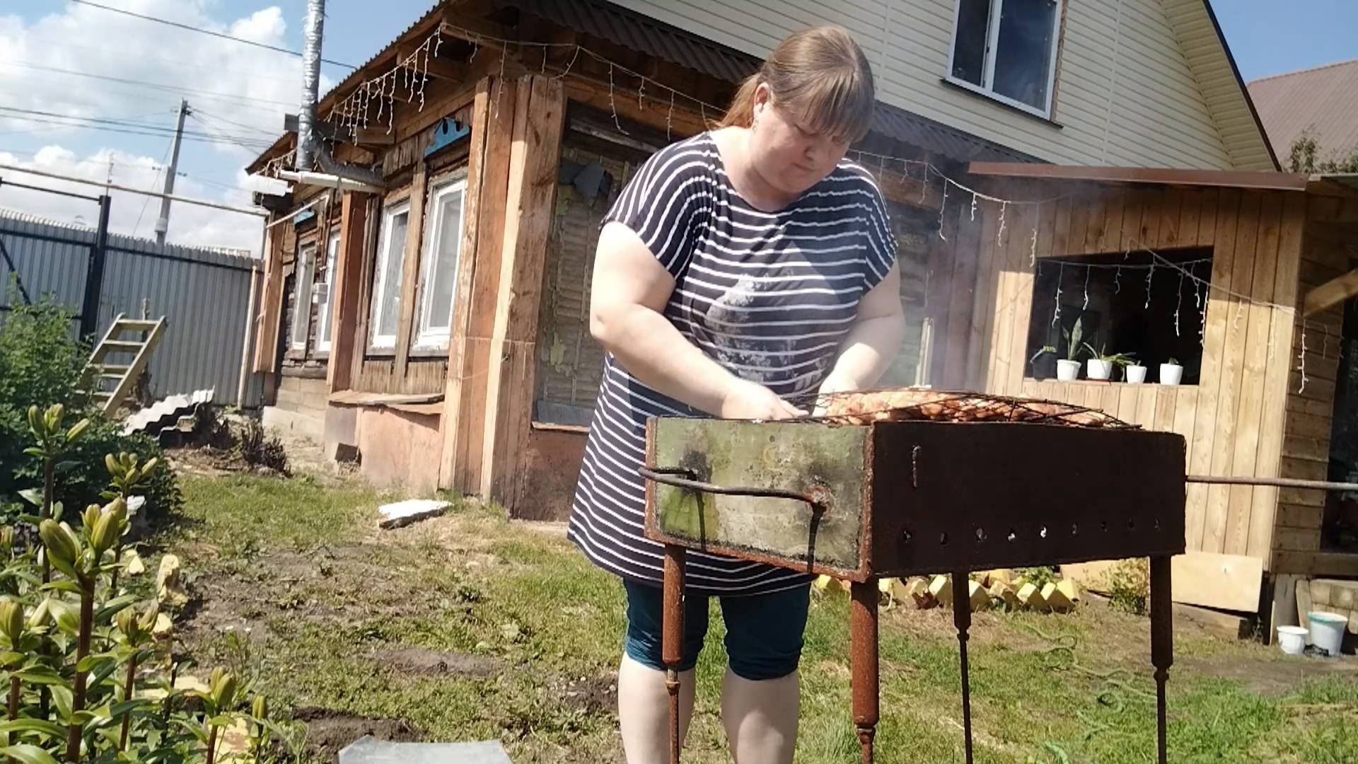 ПРОСТАЯ ЖИЗНЬ 45// ЖАРИМ ШАШЛЫКИ //СНОВА ВЫВЕЗЛИ ЦЕЛУЮ КУЧУ МУСОРА// ПОСАДКА КЛУБНИКИ смотреть онлайн