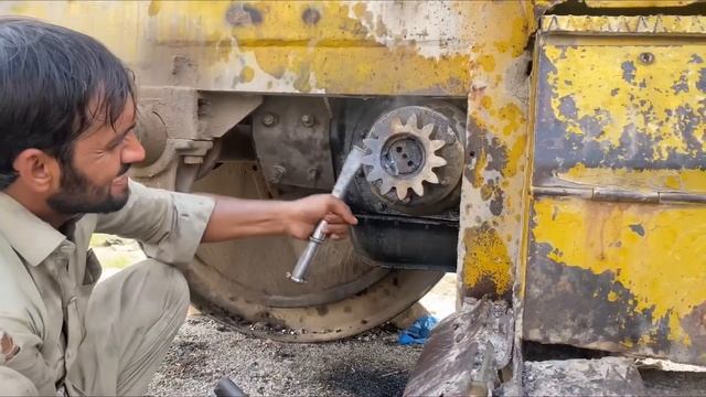 Механик по тяжелой технике ремонтирует бульдозер смотреть онлайн