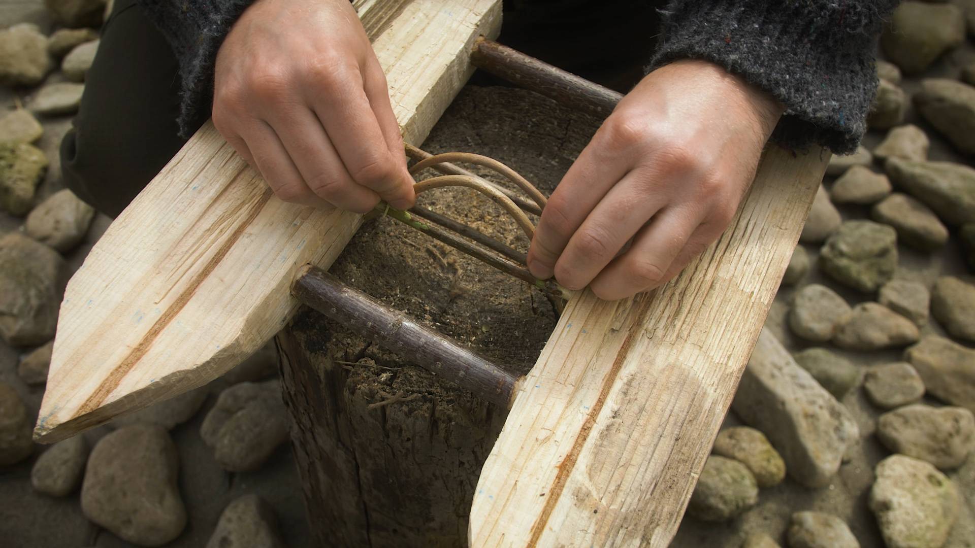 Сделал УДИВИТЕЛЬНУЮ бушкрафт вещь в лесу! смотреть онлайн