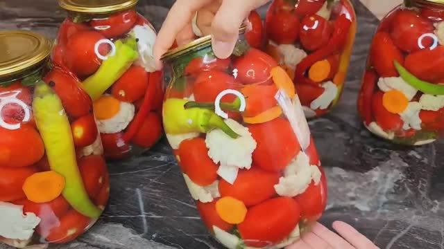 ПРОСТО ЗАЛИВАЮ КИПЯТКОМ. Закрываю по 50 банок! Невероятно вкусный рецепт с ПОМИДОРАМИ и с Капустой! смотреть онлайн