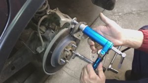 Митсубиши Аутлендер, замена задних тормозных колодок. Mitsubishi, replacement of rear brake pads.