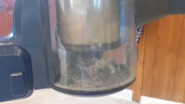 Показываю как разобрать и почистить ручной пылессос