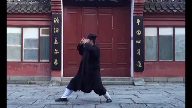 Практикуя упражнения Удан смешанного сложения Юань, я чувствую себя полным ци,