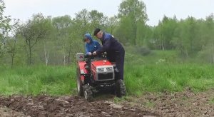 Дед  учит  внука пахать, фрезеровать  на МТ 180.