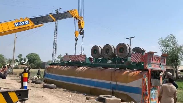 Бензовоз опрокинулся из-за плохой дороги смотреть онлайн