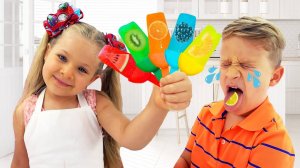 Диана делает фруктовое Мороженое для Ромы