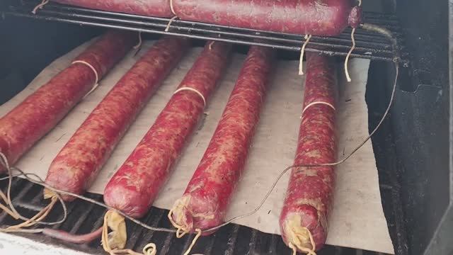 Домашняя колбаса из говядины. Горячего копчения! смотреть онлайн