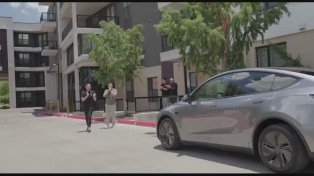 Tesla впервые осуществила доставку машины клиенту в полностью автономном режиме смотреть онлайн