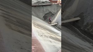 Строительство, разгрузка баржи