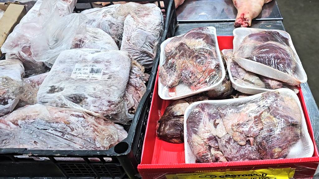 Магазин Светофор.Люди разбирают нужные новинки.Товары июля смотреть онлайн