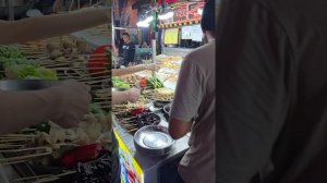 Ночной рынок с уличной едой в Куала-Лумпуре