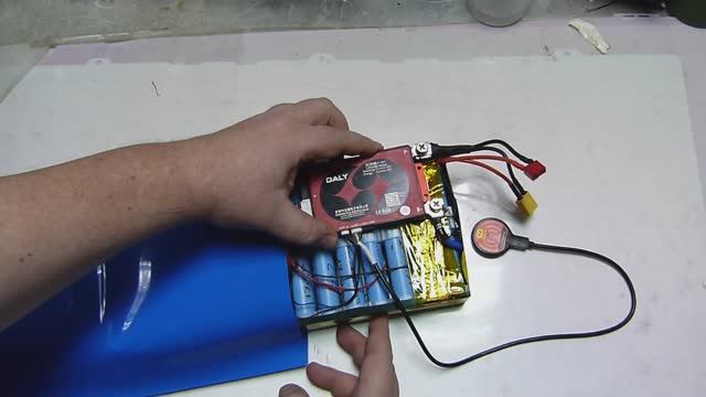 Упаковка самодельного аккумулятора от электроскутера в ПВХ термоусадку. смотреть онлайн