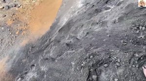 Строительство, шахтёры сбрасывают песок со стен карьера