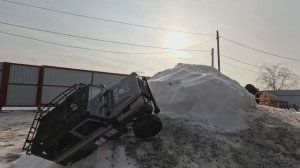 Радиоуправляемый джип дефендер взбирается на гору и срывается в пропасть