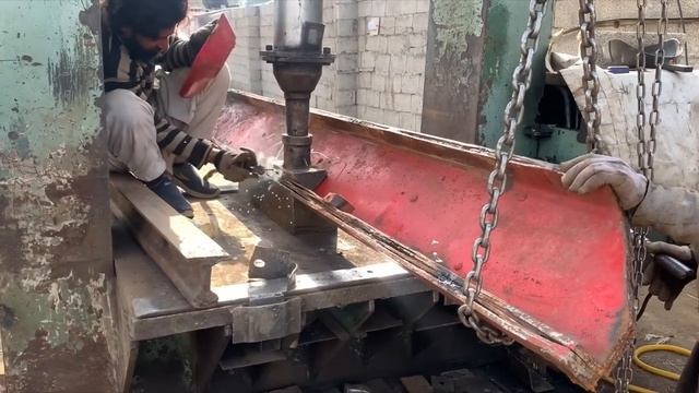 Ремонт рамы старого грузовика Hino после ДТП смотреть онлайн