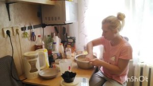 Замешиваю тесто для хлеба