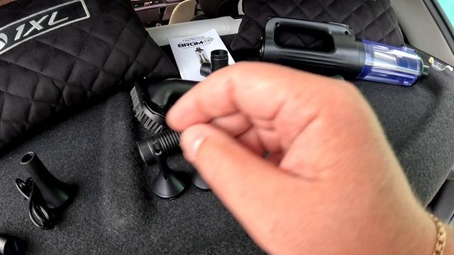 Беспроводной пылесос BROM P40 в работе.