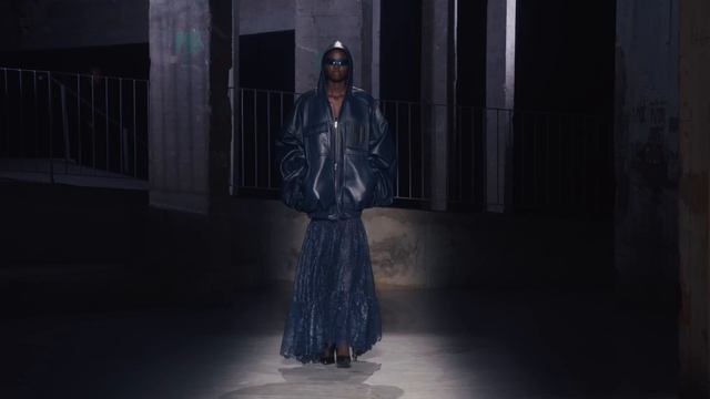 Показ коллекции Juun J весна-лето 2025 тема "WORKOUTURE"