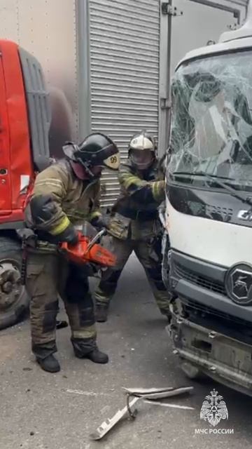 Бойцы МЧС России вызволили пассажира из искореженной кабины смотреть онлайн