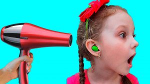 Лиза с папой и их забавная история с конфетами - M&M'S застрял в ухе  - Видео для детей