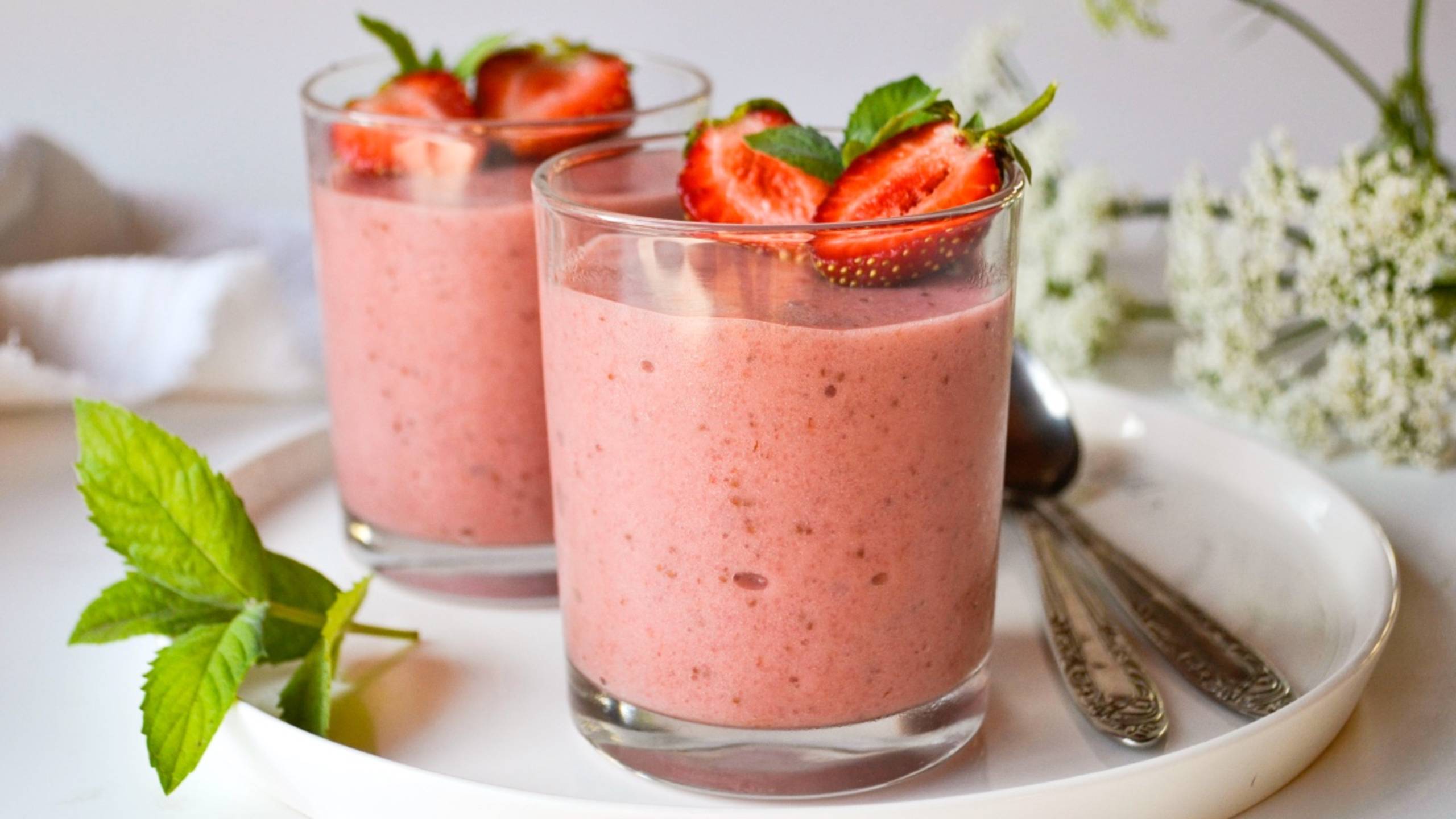 🍓 Воздушный десерт из клубники в стакане смотреть онлайн