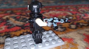 Лего человек стреляет