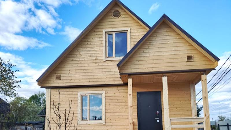 Будь, что будет! - сказал ежик и пошел в баню! Баня с мансардой и крылечком, просто загляденье смотреть онлайн