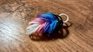 Плетение перышка из резиночек на рогатке